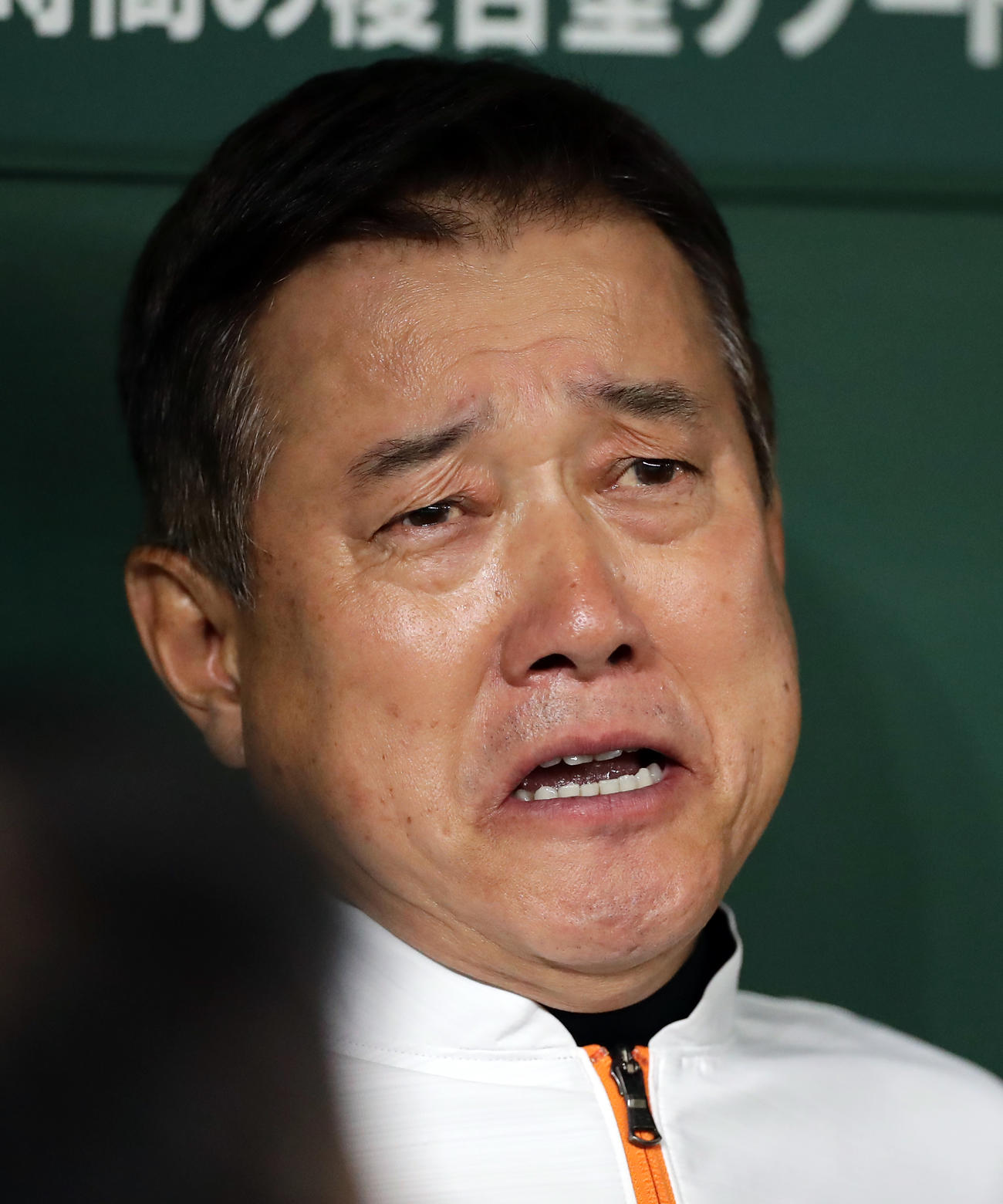 報道陣に囲まれ表情豊かに話す原監督（撮影・浅見桂子）