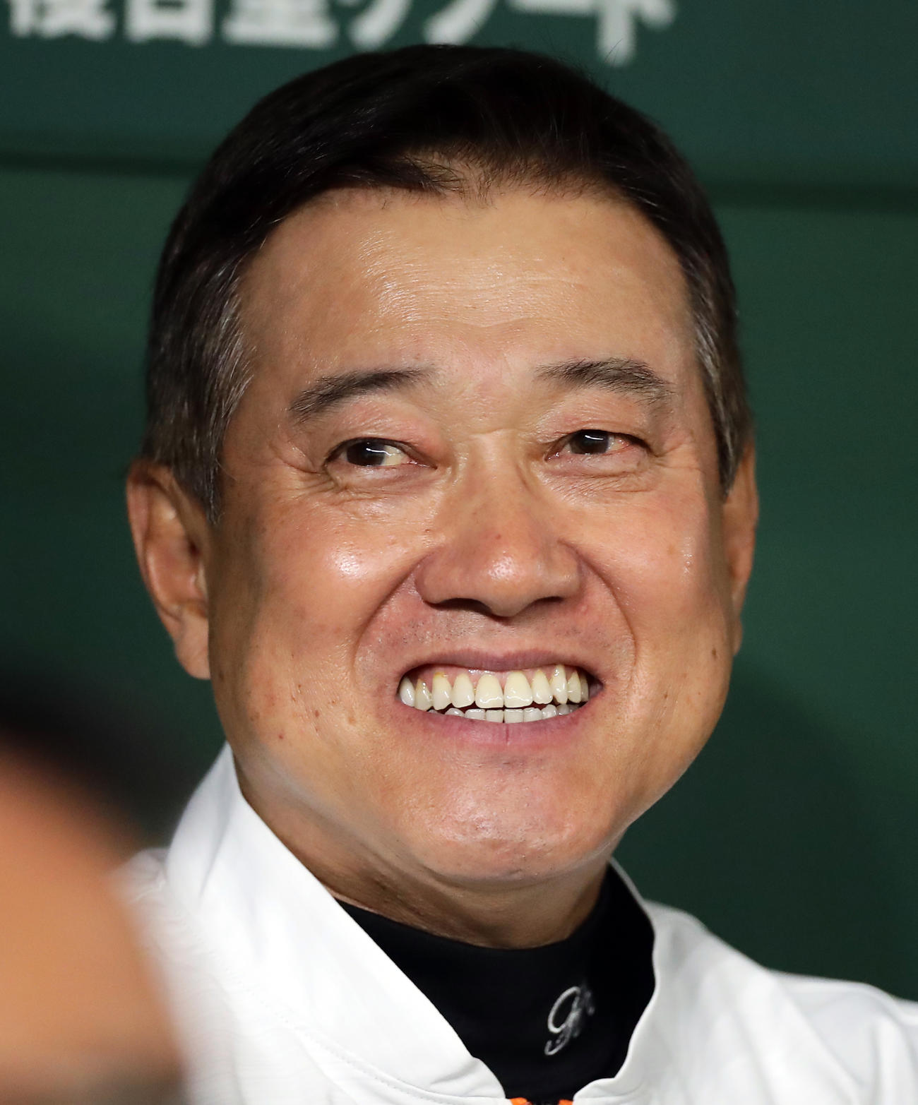 報道陣に囲まれ表情豊かに話す原監督（撮影・浅見桂子）