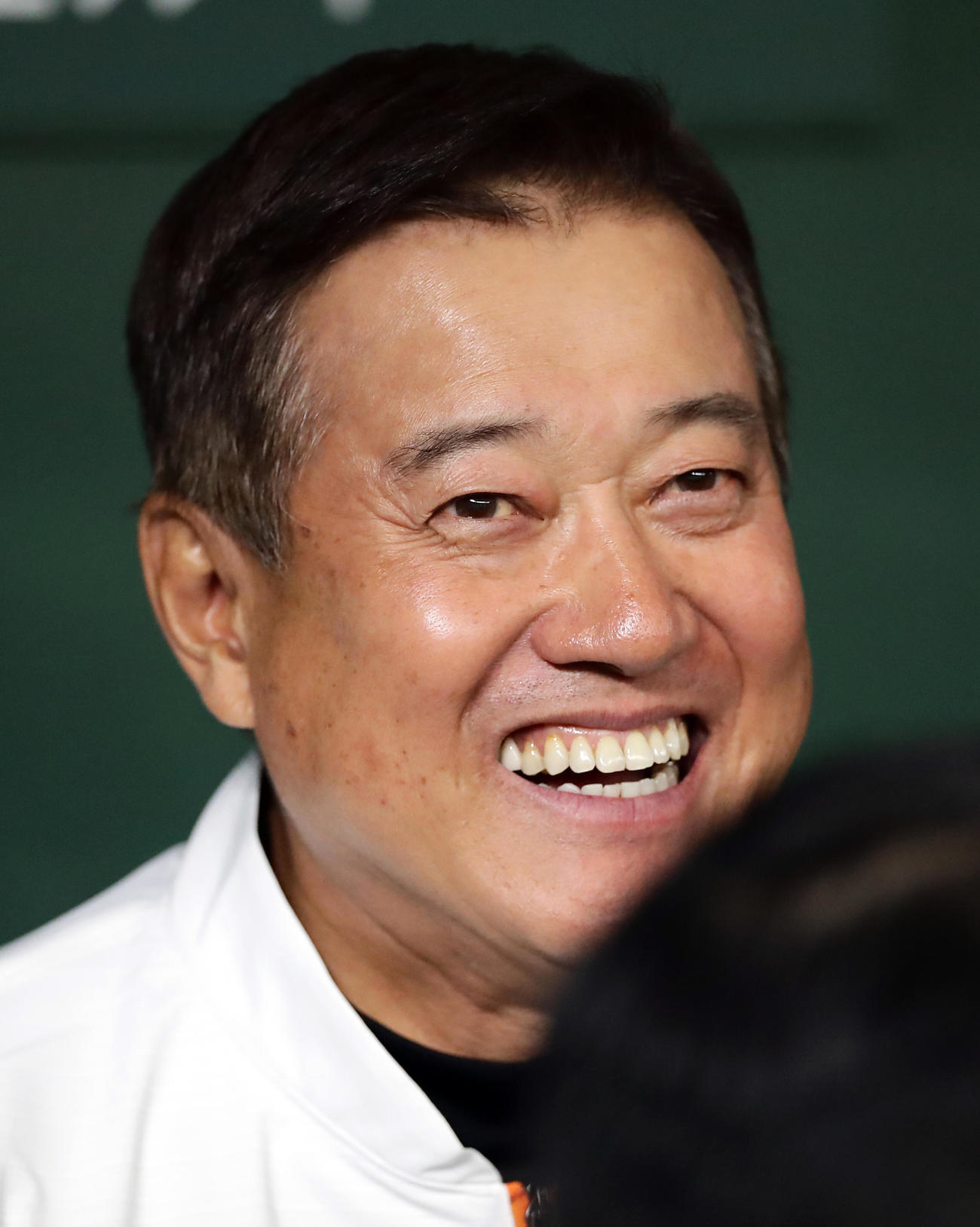 報道陣に囲まれ表情豊かに話す原監督（撮影・浅見桂子）