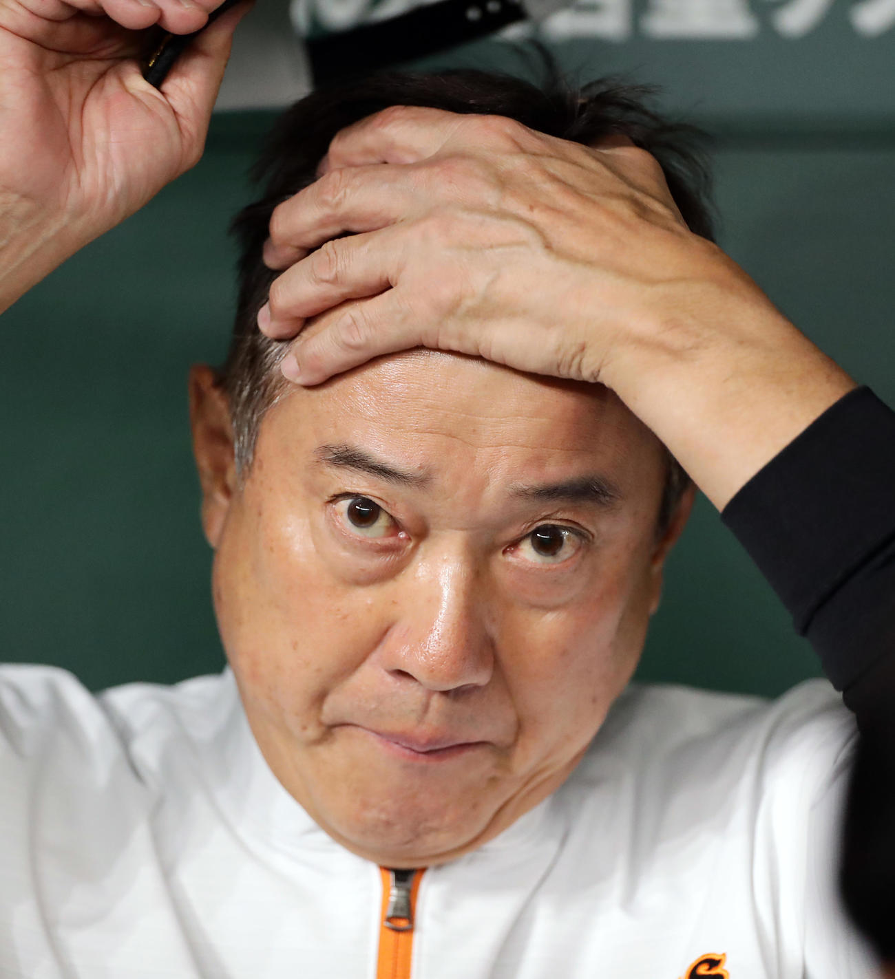報道陣に囲まれ表情豊かに話す原監督（撮影・浅見桂子）
