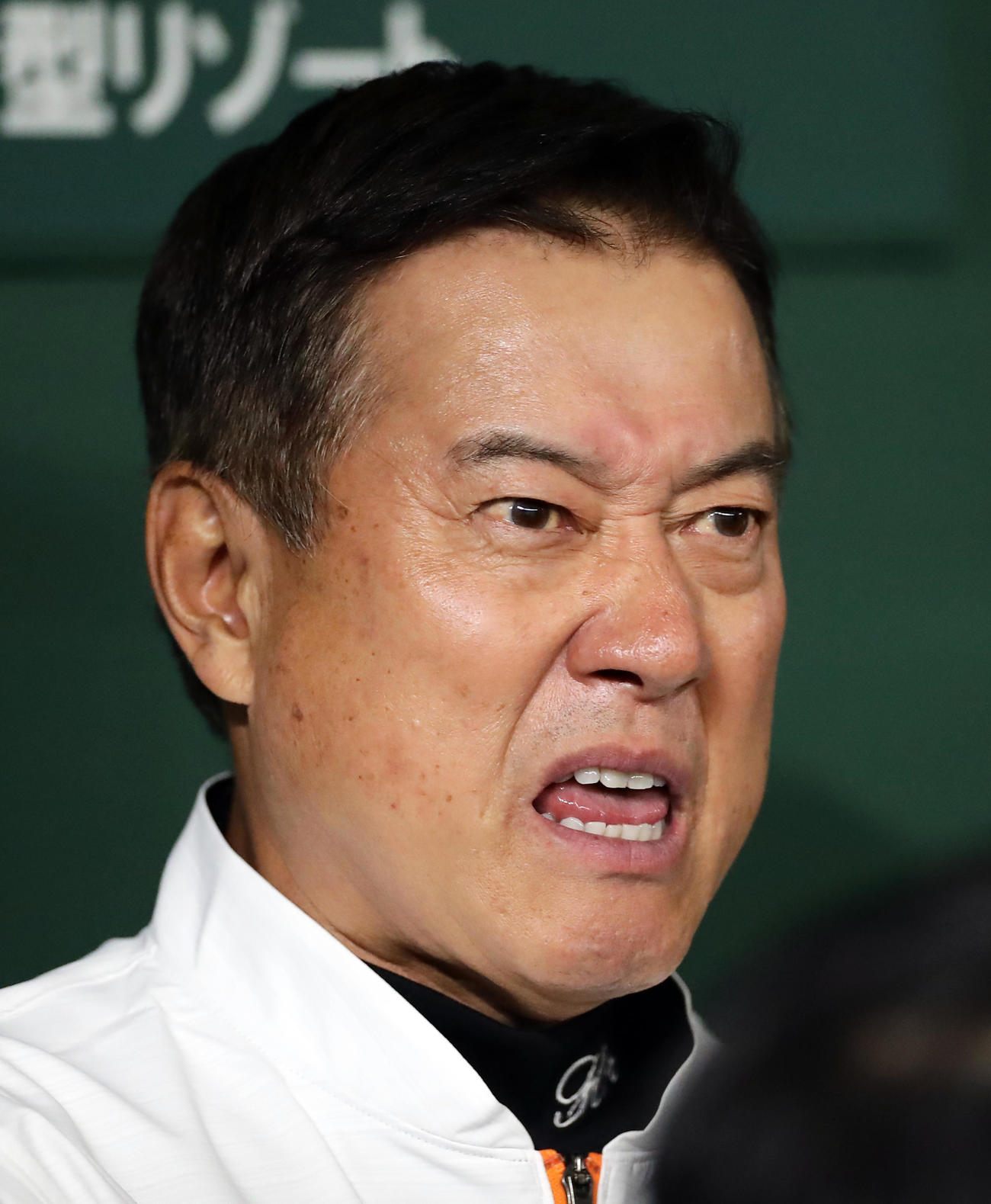 報道陣に囲まれ表情豊かに話す原監督（撮影・浅見桂子）