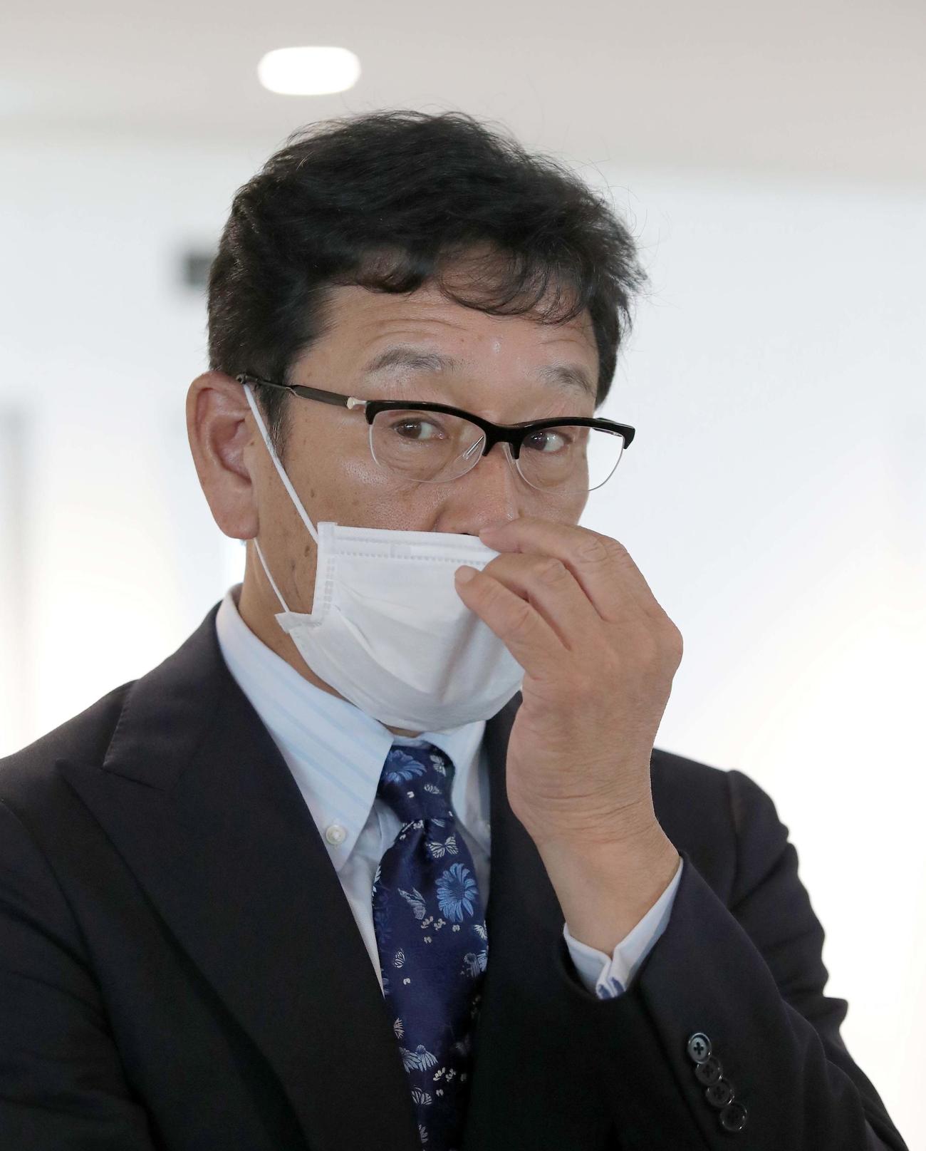 新千歳空港で囲み取材を受ける日本ハム栗山監督（撮影・佐藤翔太）
