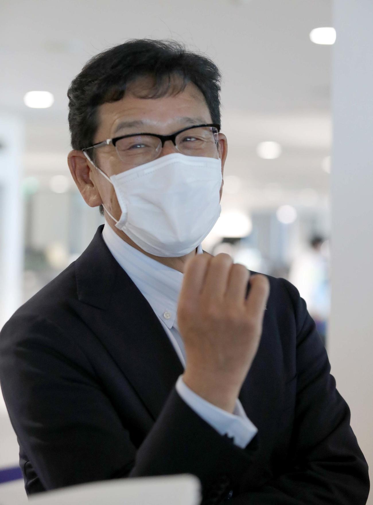 新千歳空港で囲み取材を受ける日本ハム栗山監督（撮影・佐藤翔太）