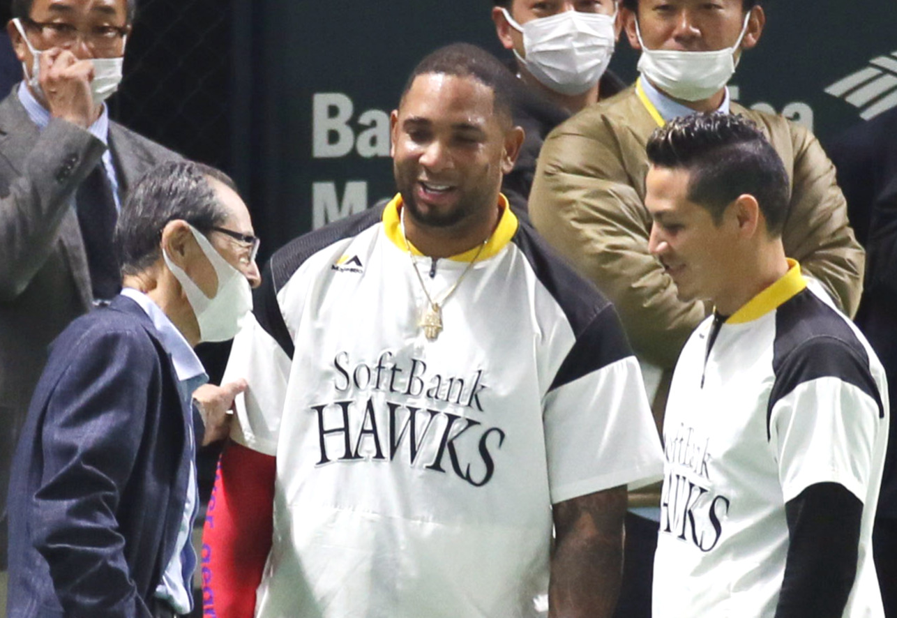 ソフトバンク王球団会長（左）と話すバレンティン（撮影・栗木一考）