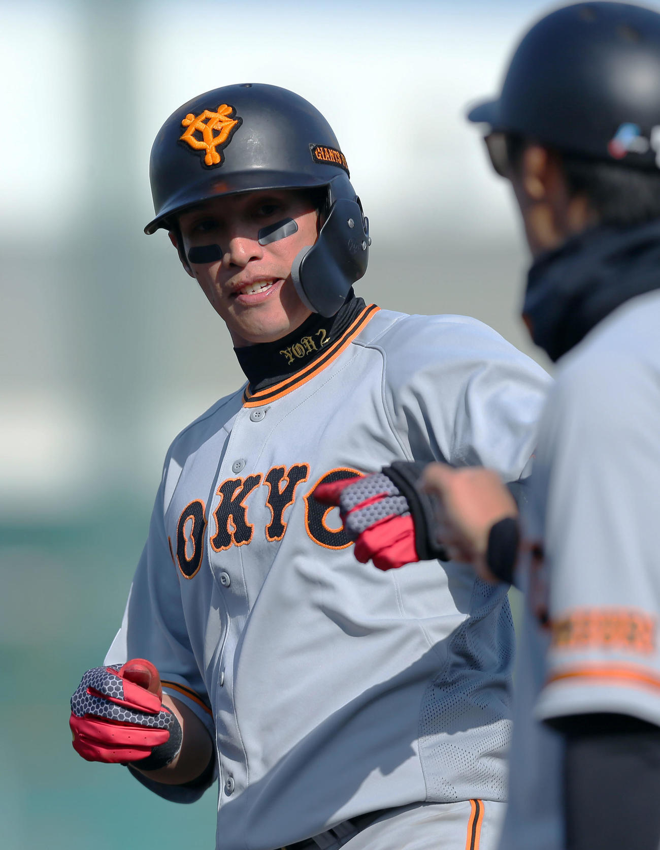 ロッテ対巨人　7回表無死、左前打で出塁し、一塁コーチャーとグータッチする陽（撮影・大野祥一）