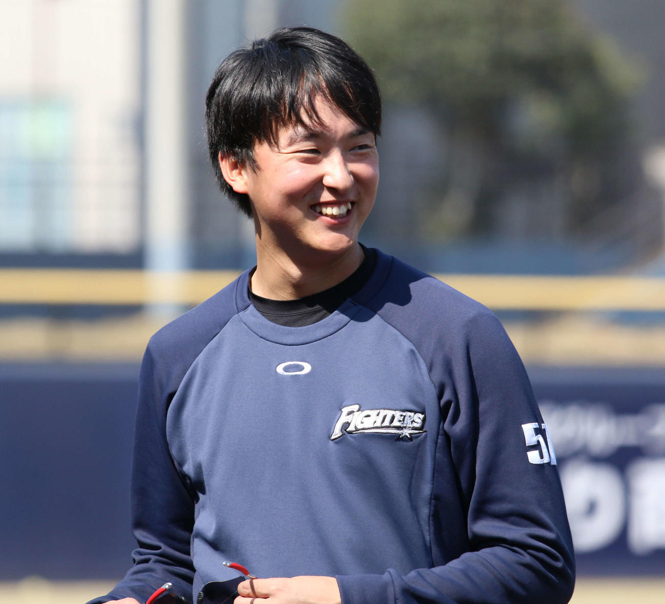 2軍の全体練習でキャッチボールを再開して笑顔の日本ハム石川直（撮影・木下大輔）