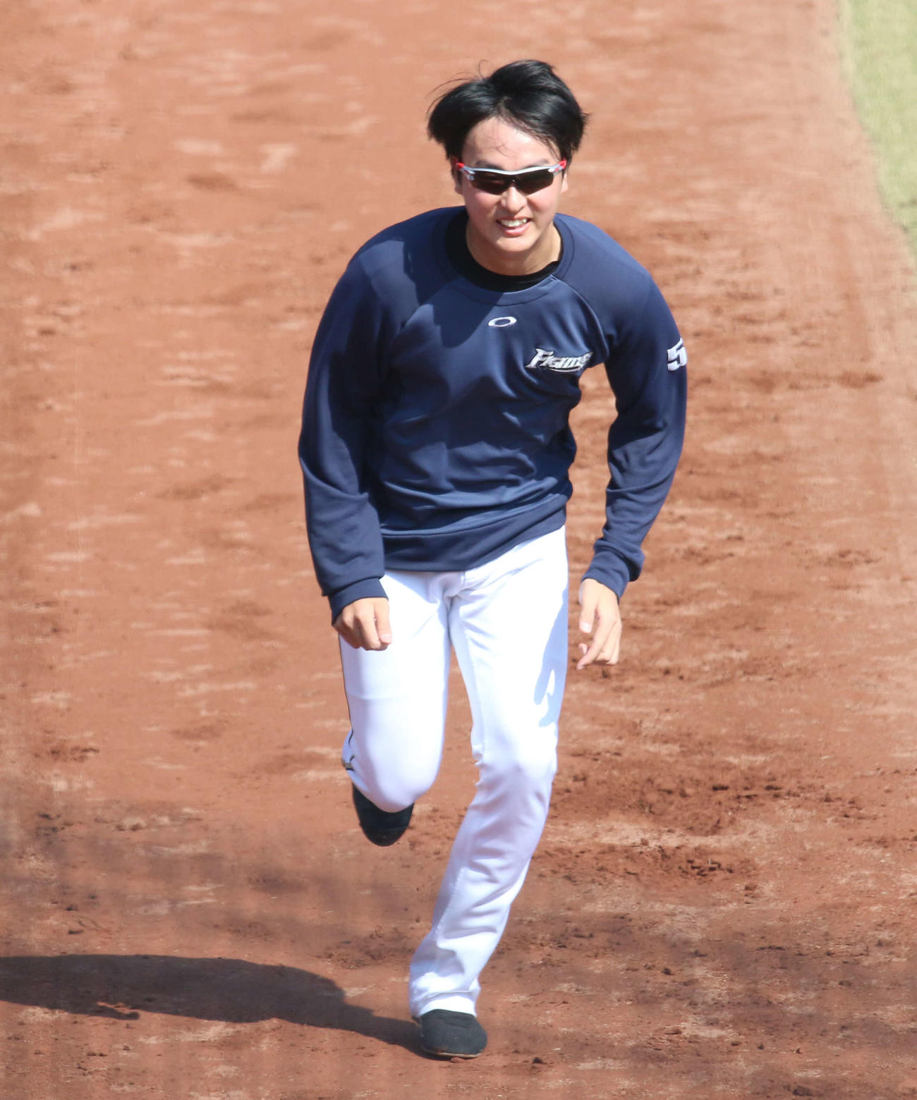 2軍の全体練習でキャッチボールを再開した日本ハム石川直（撮影・木下大輔）