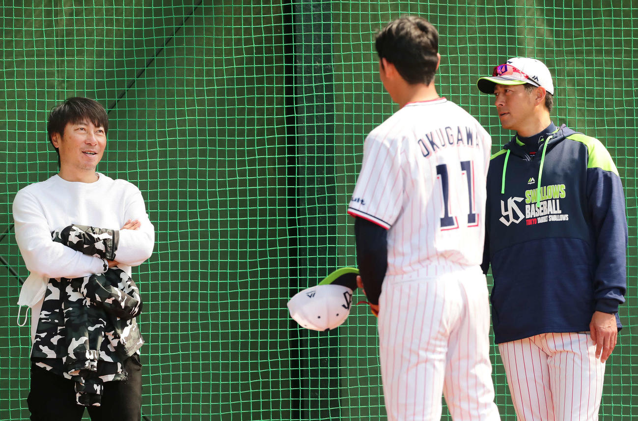 ブルペン投球を終えたヤクルト奥川（中央）と話す高津監督（左）。右は小野寺コーチ（撮影・丹羽敏通）