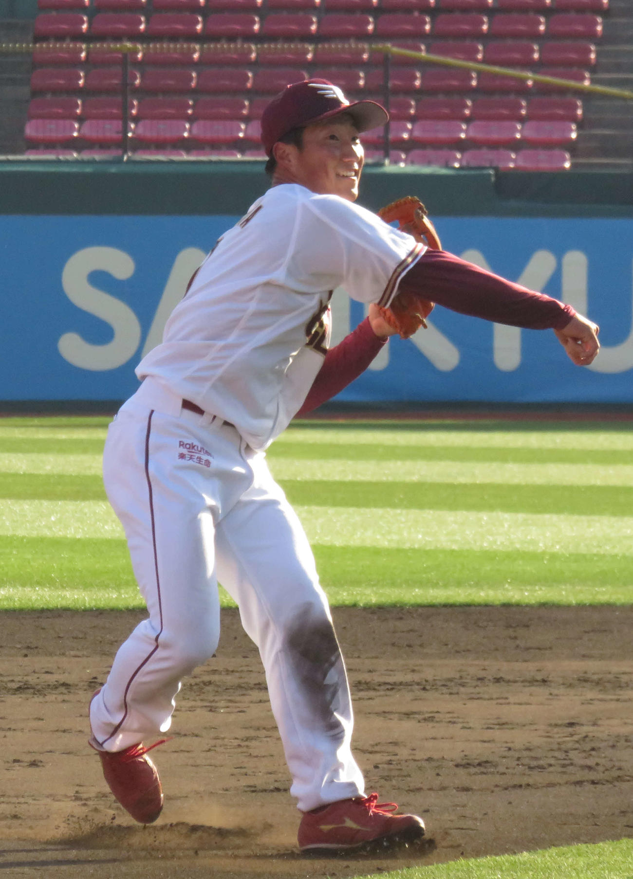 個別練習で楽天三木監督からノックを受ける小深田（撮影・桑原幹久）