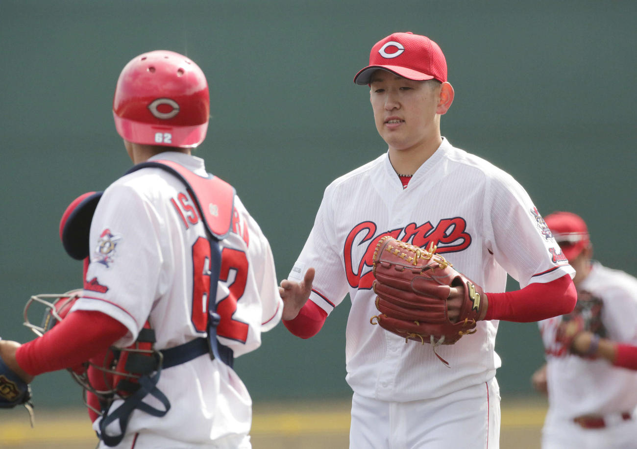 広島対中日　6回から登板の広島の遠藤は1失点とまずまず。左は石原貴（撮影・加藤孝規）