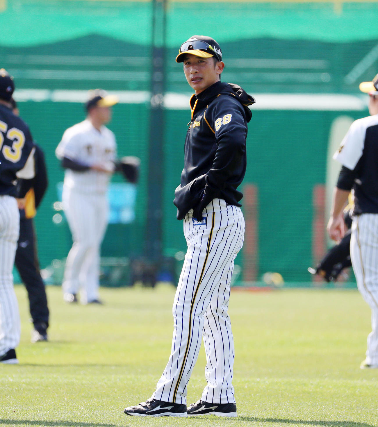 選手の動きをチェックする矢野監督（撮影・加藤哉）