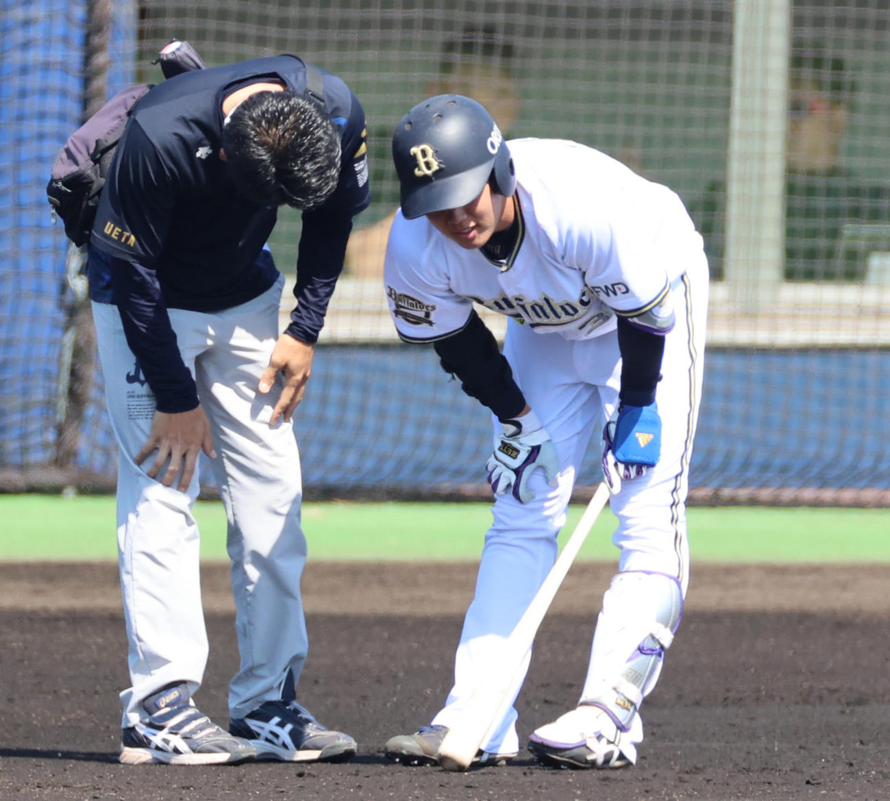 2軍練習試合オリックス対阪神　1回裏オリックス1死一塁、死球を受けた太田はそのまま交代となる（撮影・清水貴仁）