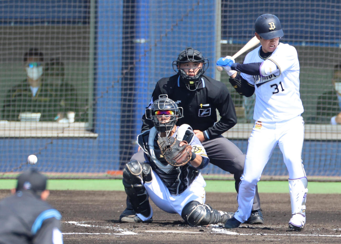 1回裏に死球を受けるオリックス太田（撮影・清水貴仁）