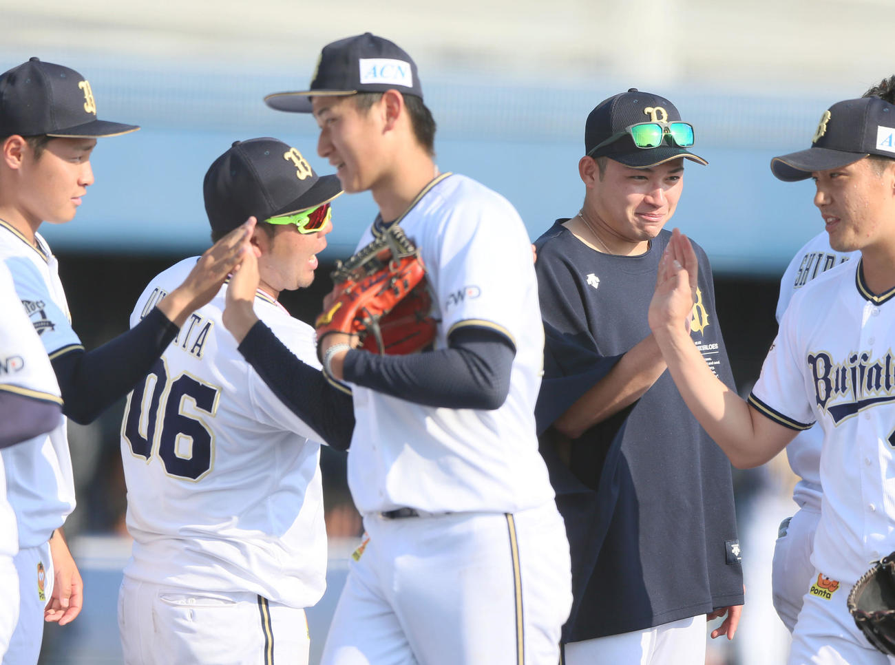 2軍練習試合オリックス対阪神　好投したオリックス榊原（右から2人目）は試合に勝ちナインとハイタッチする（撮影・上山淳一）