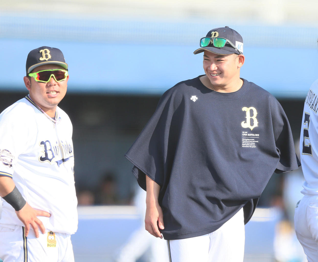 2軍練習試合オリックス対阪神　好投したオリックス榊原（右）は試合に勝ち笑顔を見せる、左は大下（撮影・上山淳一）
