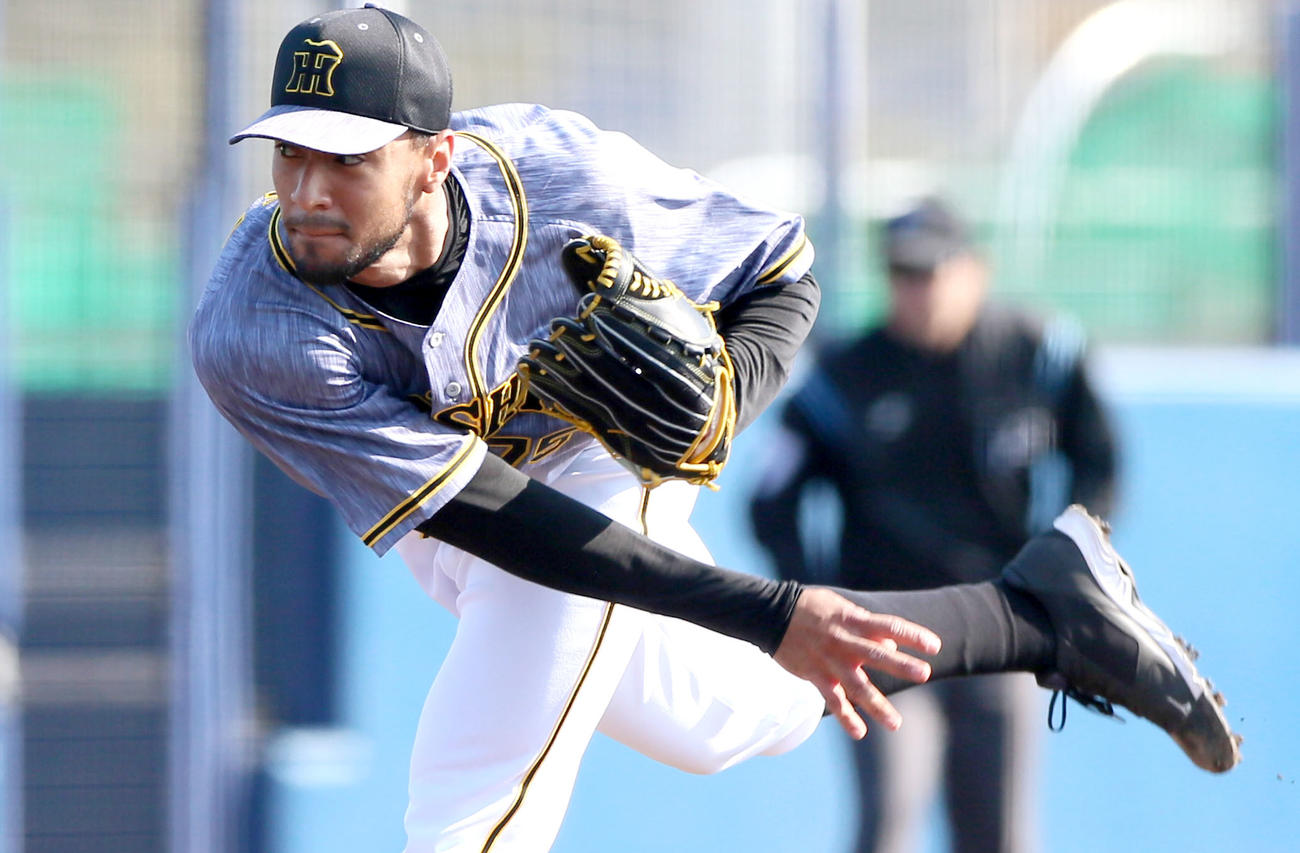 2020年3月19日　2軍練習試合オリックス対阪神　6回3番手で登板し好投するロベルト・スアレス（撮影・上山淳一）