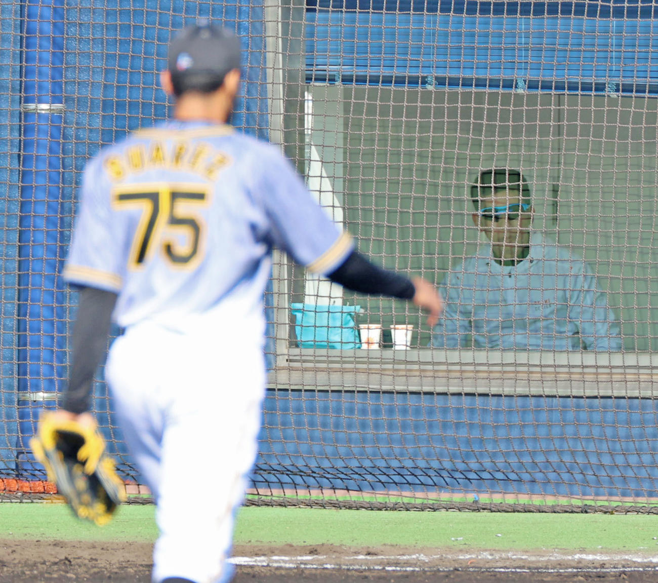 2軍練習試合オリックス対阪神で6回を無失点に抑えたロベルト・スアレス（左）と試合をみる矢野耀大監督（撮影・清水貴仁）