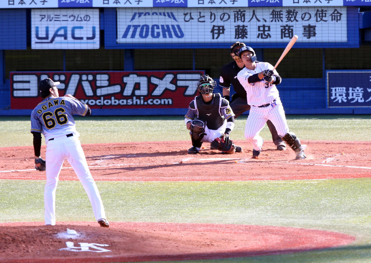 ヤクルト対阪神　7回裏ヤクルト無死、西田は中越えソロ本塁打を放つ。投手小川（撮影・浅見桂子）