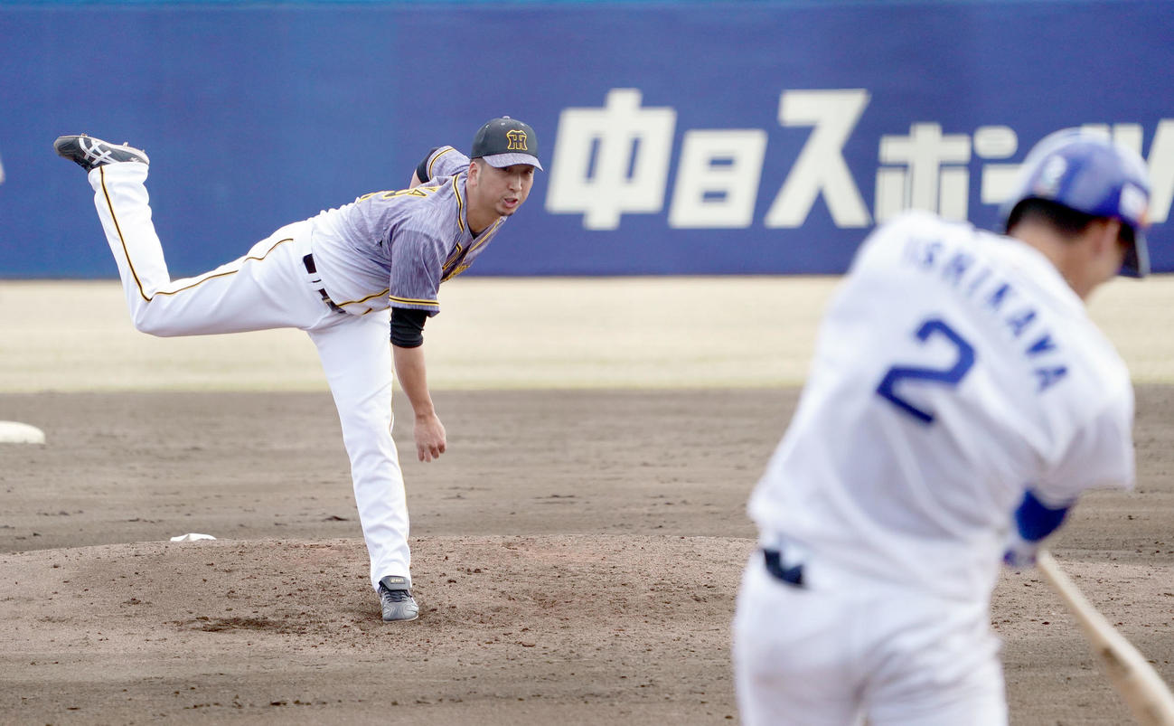 中日対阪神　5回裏中日無死二塁、石川昂弥を右飛に打ち取る阪神2番手で登板する藤川球児（撮影・森本幸一）