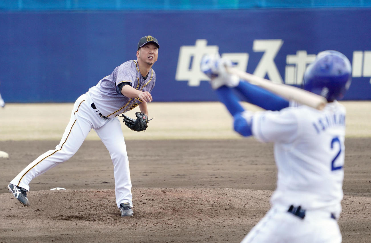 中日対阪神　5回裏中日無死二塁、石川昂弥を右飛に打ち取る阪神2番手で登板する藤川球児（撮影・森本幸一）