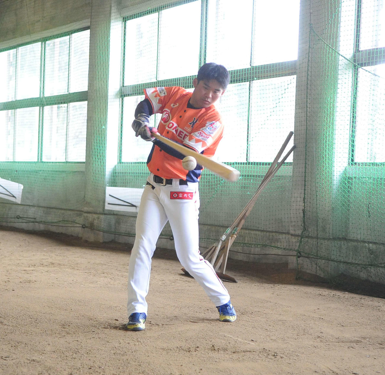 ティー打撃をする阿部裕二朗（撮影・斎藤慎一郎）
