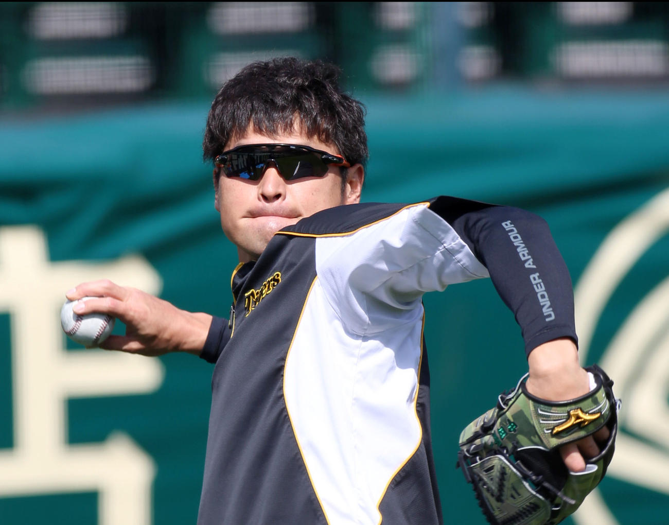 甲子園でキャッチボールする中田（撮影・上山淳一）