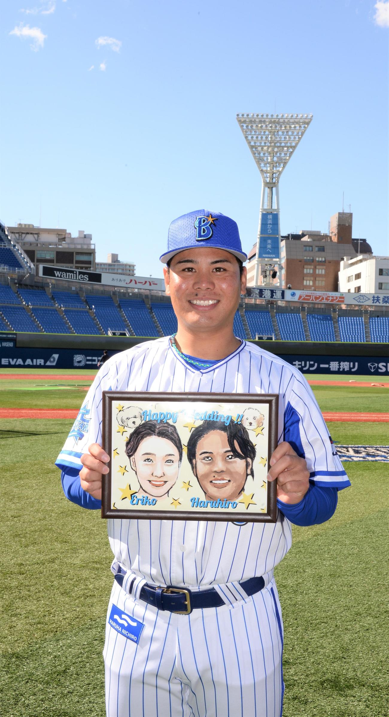 結婚を発表したDeNA浜口は妻恵理子さんと自身の似顔絵を手に笑顔を見せる（撮影・鈴木正章）