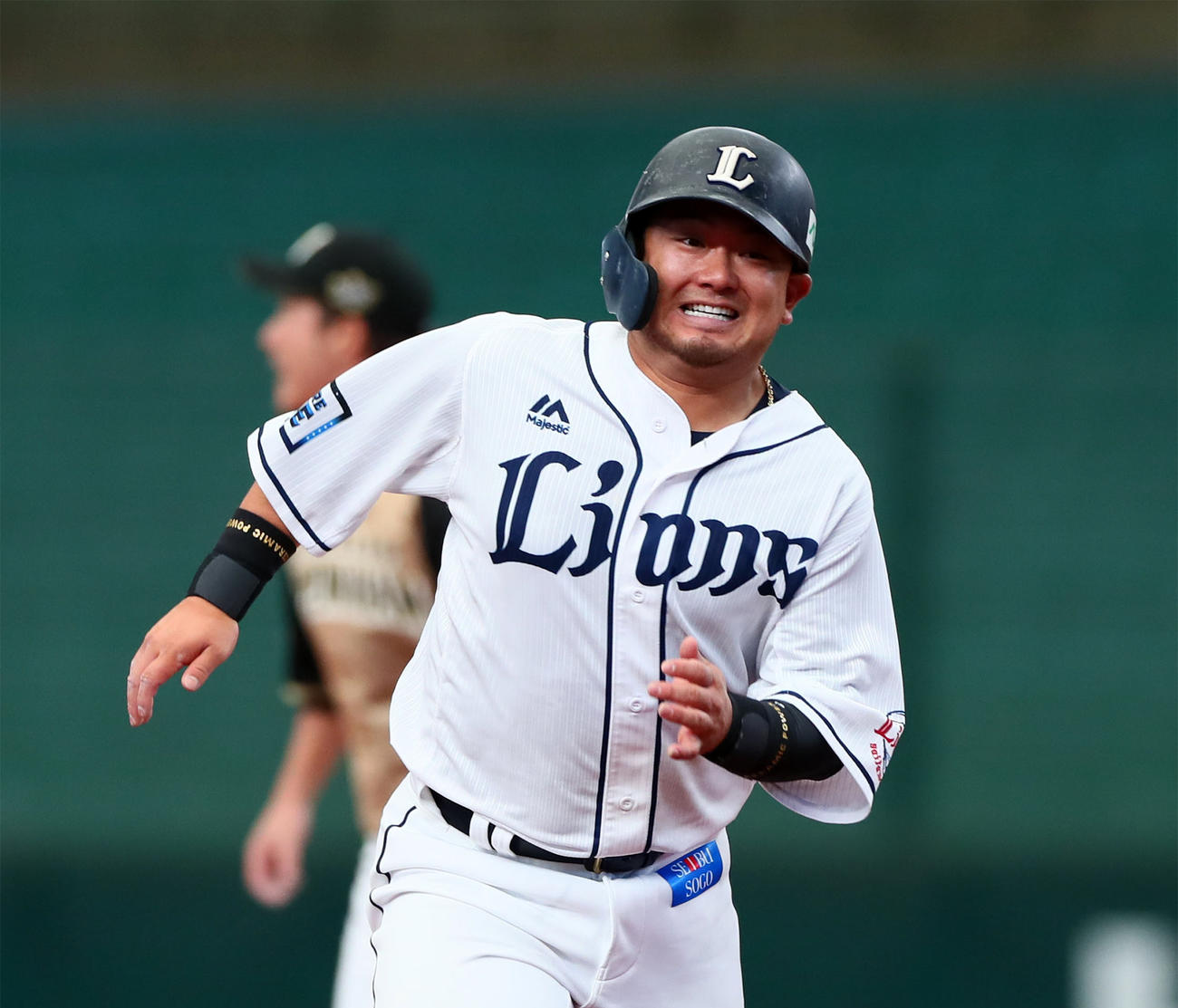 3回裏西武無死一塁、山川の左越え適時二塁打で一塁から一気に生還する森（撮影・足立雅史）