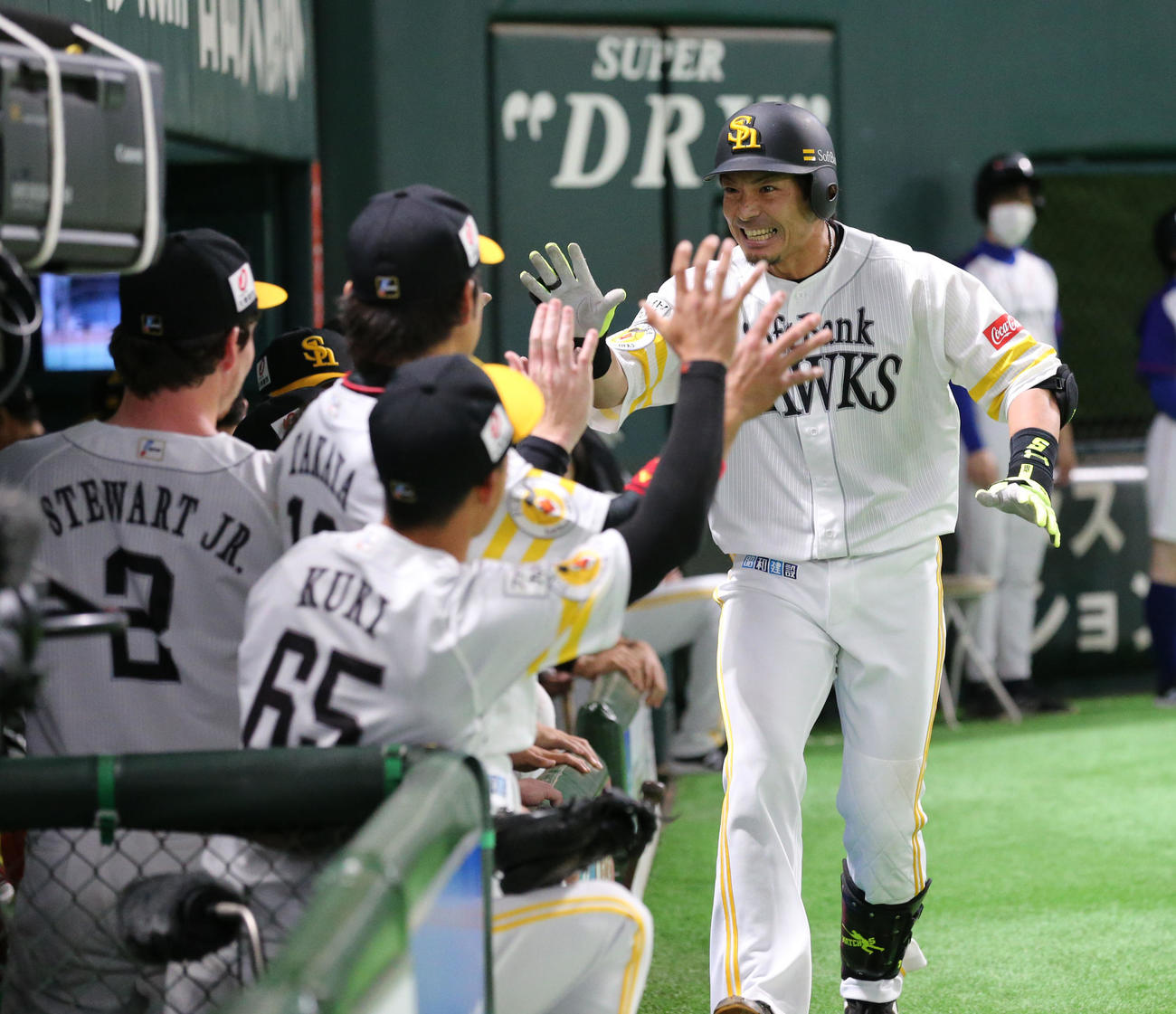ソフトバンク対ロッテ　2回裏ソフトバンク無死、松田宣浩は左越えに先制本塁打を放ちベンチのナインとハイタッチをかわす（撮影・梅根麻紀）