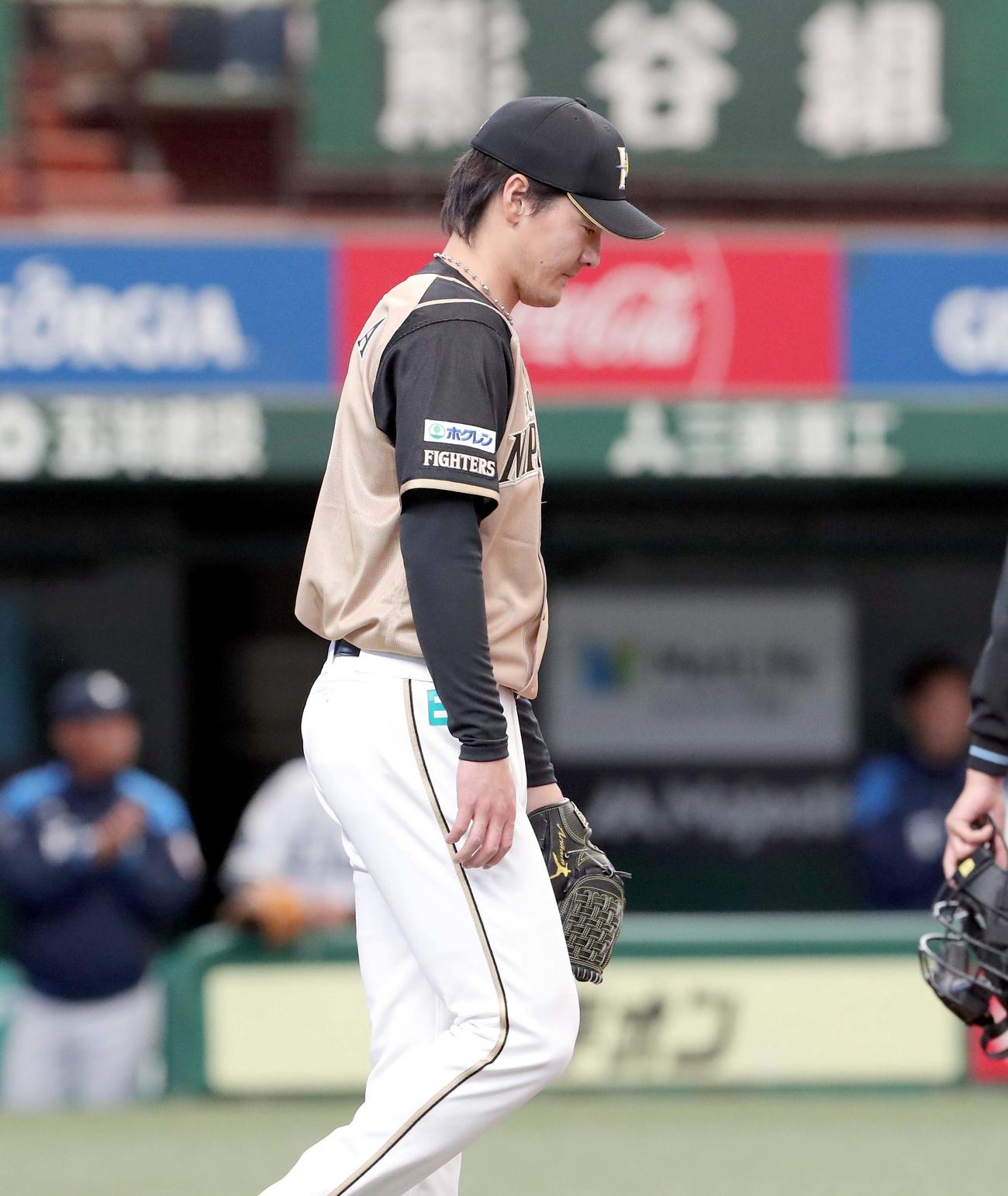4回裏西武2死一、二塁、山川に左前適時打を打たれる日本ハム有原（撮影・佐藤翔太）