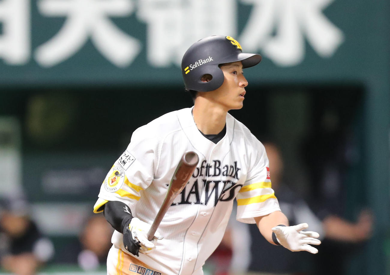 ソフトバンク対ロッテ　6回裏ソフトバンク2死一、二塁、上林誠知は2点適時三塁打を放つ（撮影・梅根麻紀）