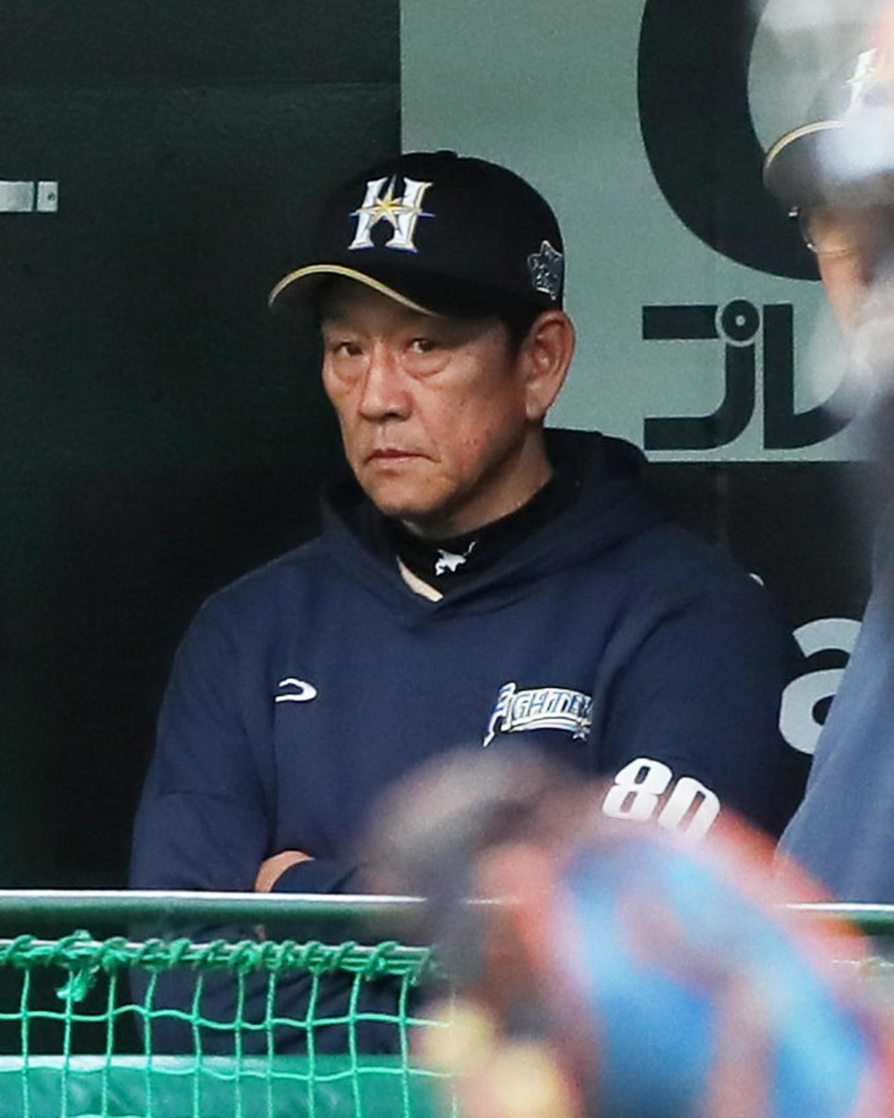 西武対日本ハム　厳しい表情で戦況を見つめる日本ハム栗山監督（撮影・足立雅史）