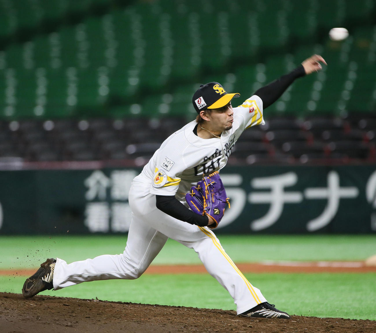 ソフトバンク対ロッテ　練習試合　2番手で登板する古谷（撮影・栗木一考）