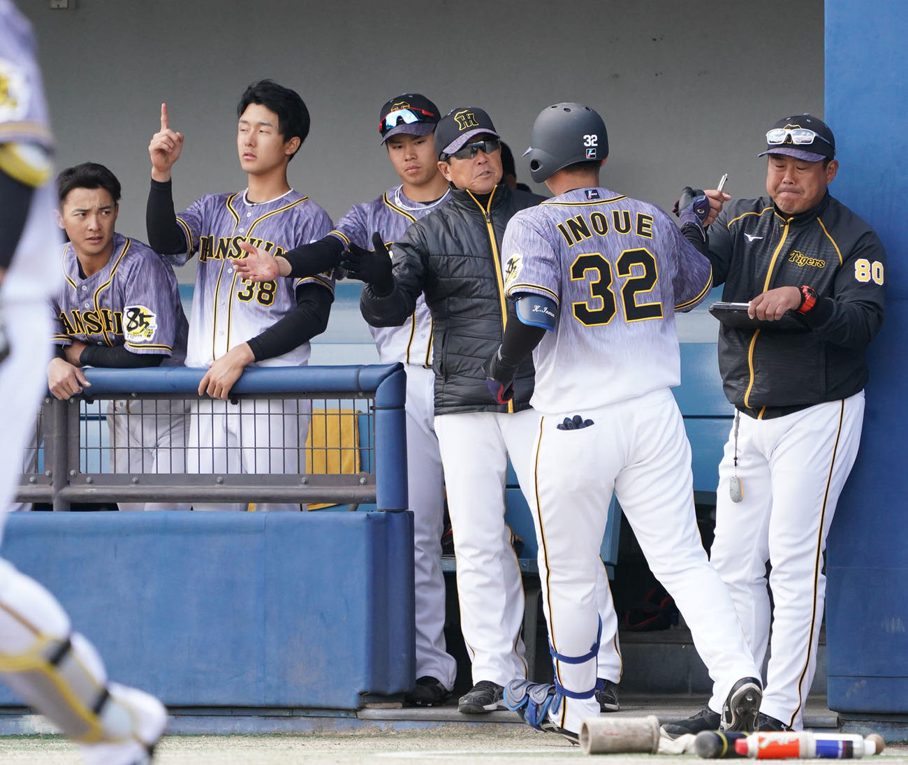 中日対阪神　4回表阪神2死、平田2軍監督（左から4人目）らは左越え本塁打を放った井上を迎える（撮影・森本幸一）