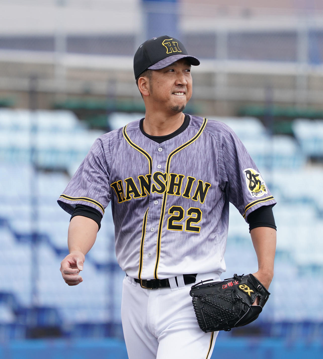 中日対阪神　5回裏中日攻撃終了、結果は無失点で切り抜けるもさえない表情でベンチに戻る阪神2番手で登板した藤川球児（撮影・森本幸一）