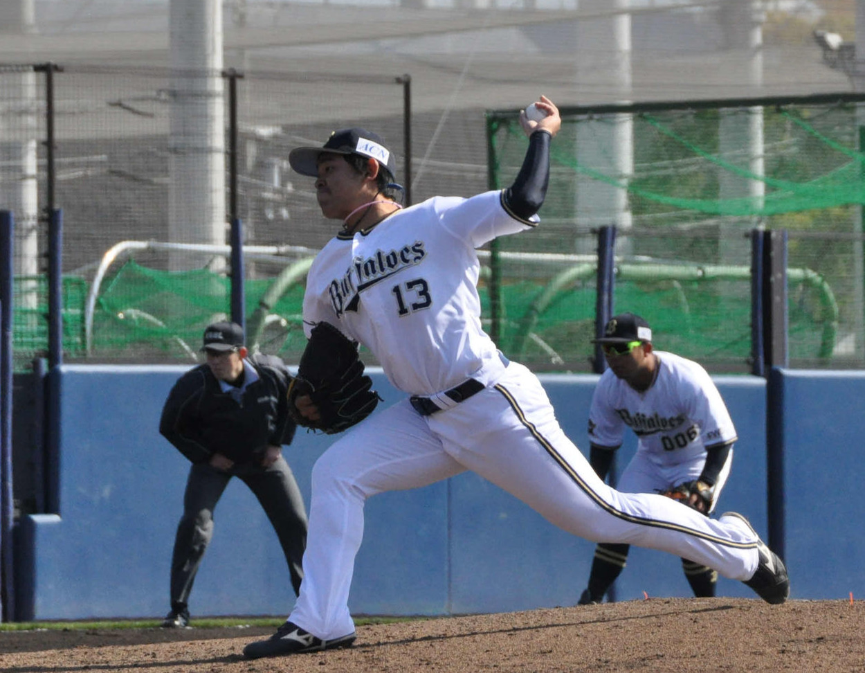 オリックス対大商大　オリックスのドラフト1位・宮城大弥投手はプロ初実戦マウンドで力投する