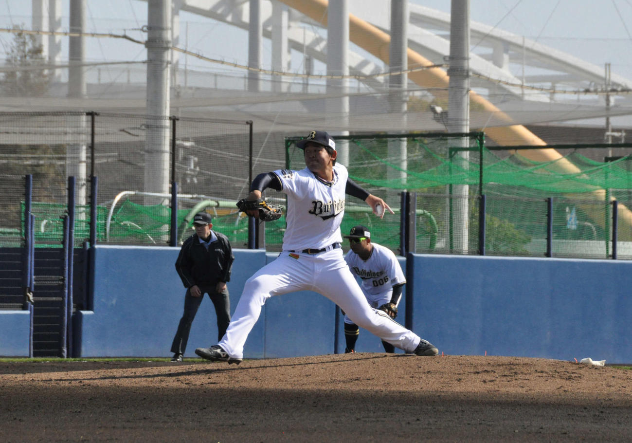 オリックス対大商大　オリックスのドラフト1位・宮城大弥投手はプロ初実戦マウンドで力投する