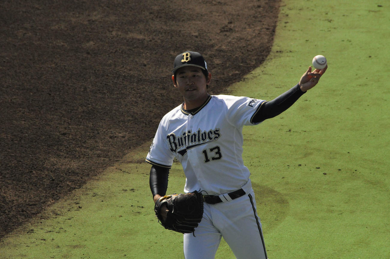 オリックス対大商大　オリックスのドラフト1位・宮城大弥投手は登板前にキャッチボールを行う