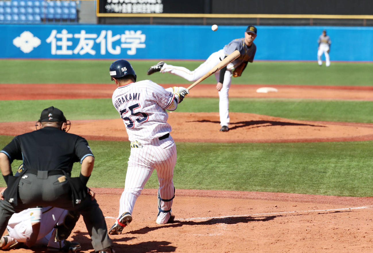 ヤクルト対阪神　5回裏ヤクルト2死一塁、村上はエドワーズから右中間を破る適時二塁打を放つ（撮影・加藤哉）
