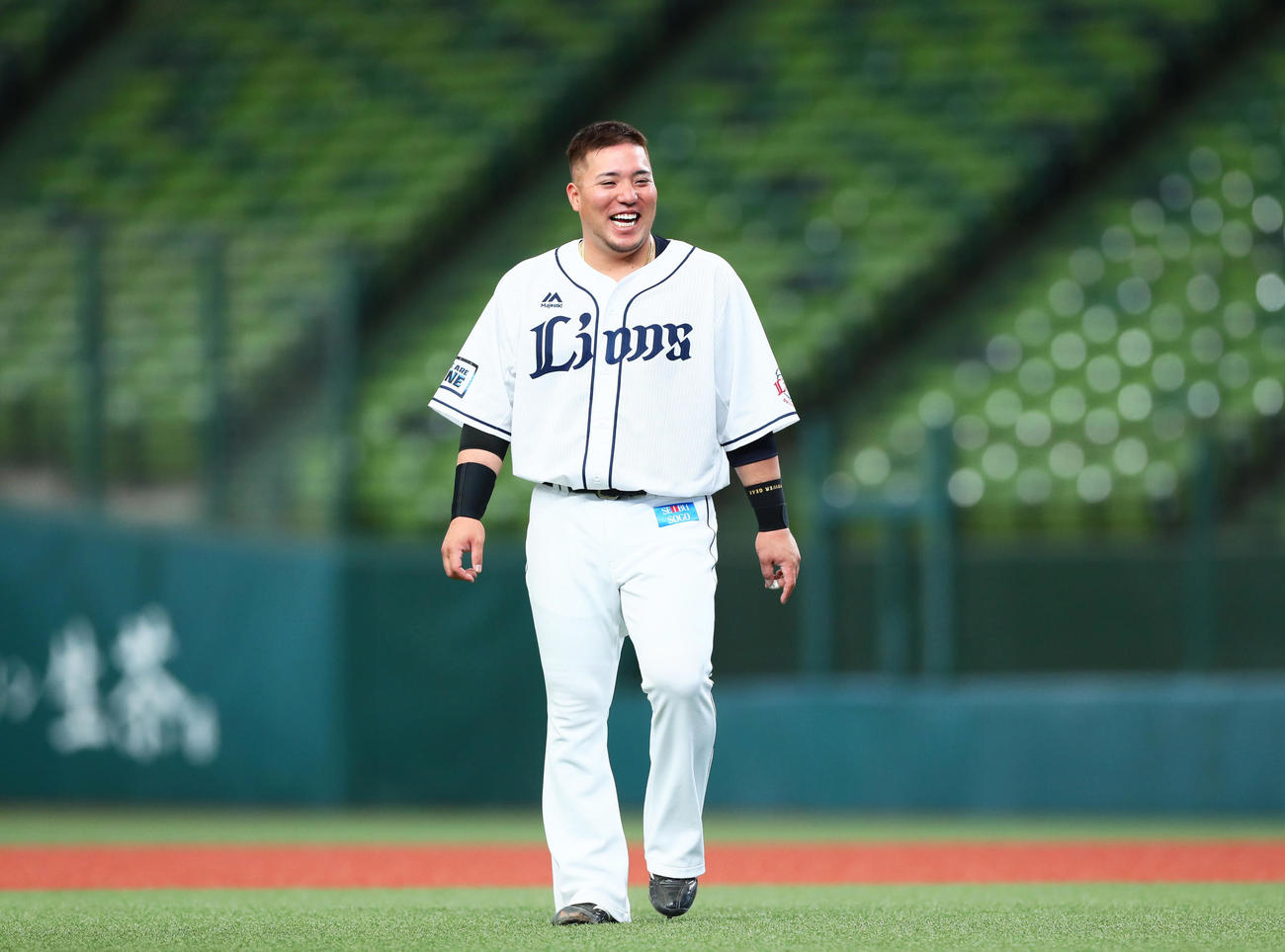 西武対日本ハム　4回裏西武2死一、二塁、左前適時打を放った山川は満面の笑みを見せる（撮影・足立雅史）