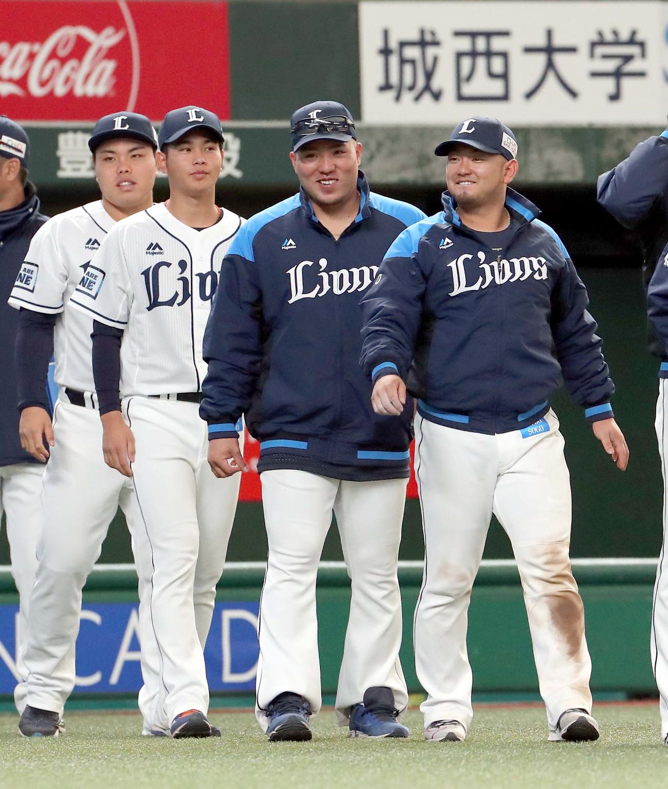 西武対日本ハム　試合終了後、笑顔を見せる右から西武森、山川（撮影・佐藤翔太）