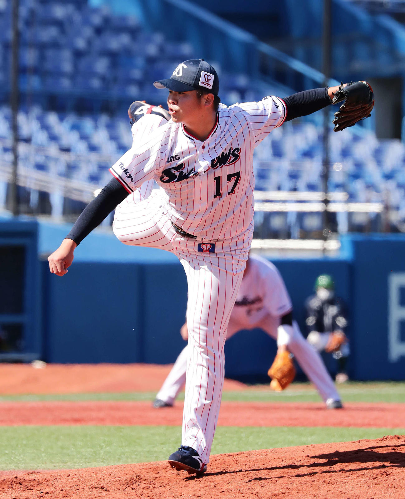 ヤクルト対阪神　2回表阪神2死三塁、梅野を三振に仕留めたヤクルト先発の清水（撮影・丹羽敏通）