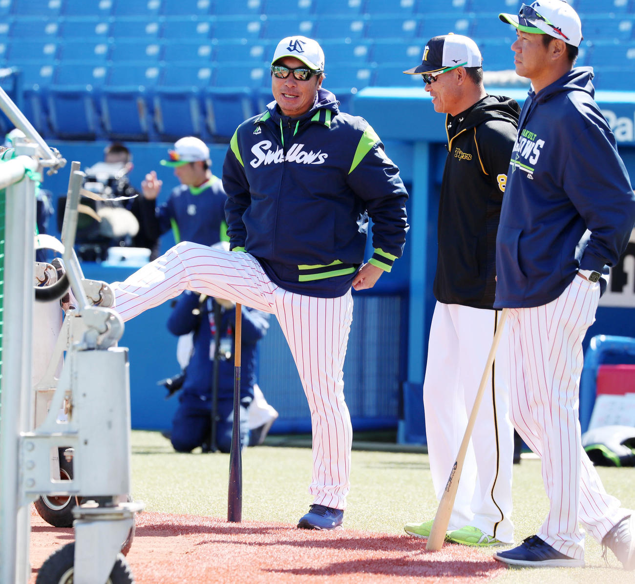 ヤクルト対阪神　練習中、福留（中央）からあいさつを受ける高津監督（撮影・加藤哉）