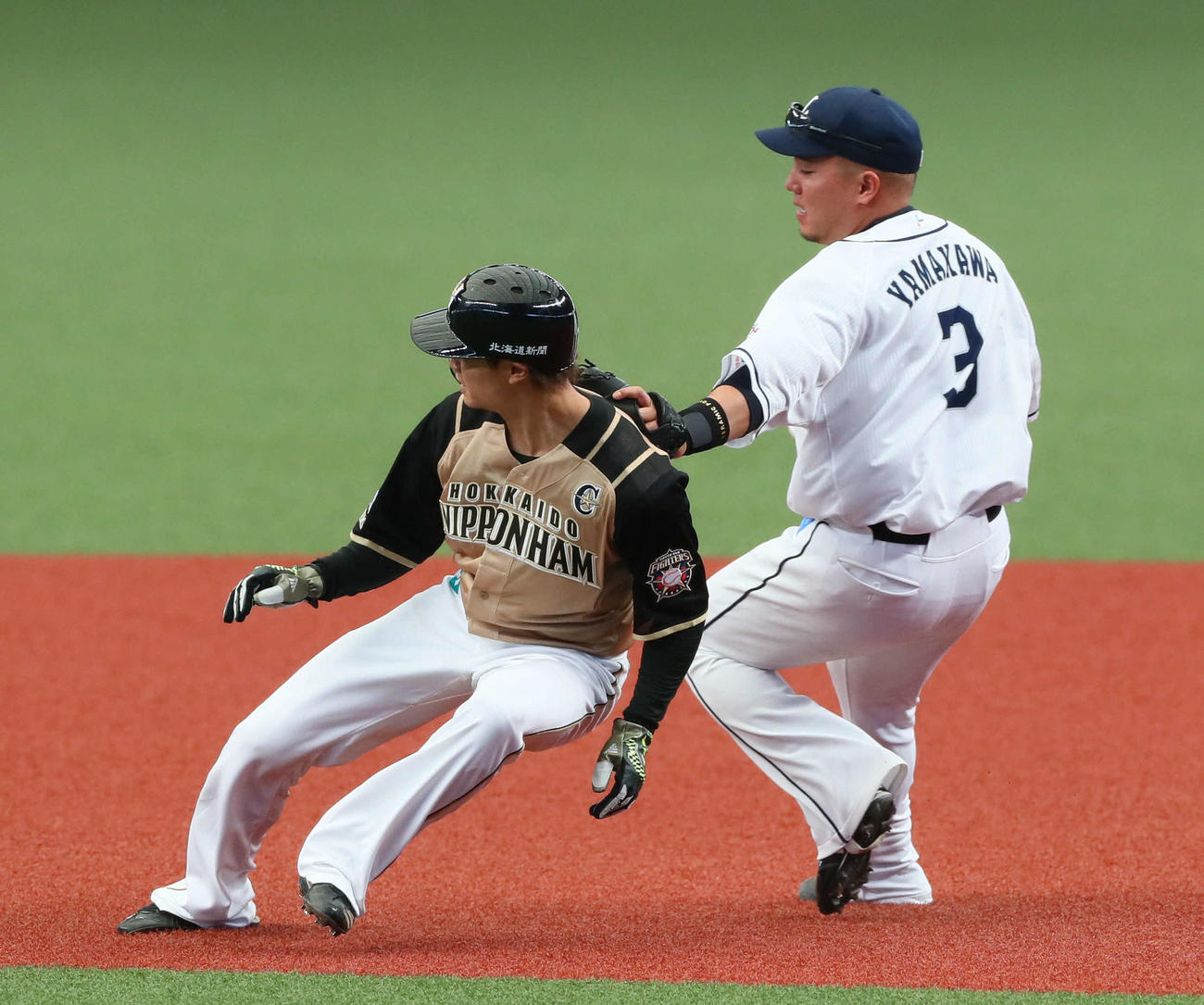 西武対日本ハム　1回表日本ハム無死一塁、西武浜屋のけん制で一塁走者西川（左）は一二塁間で挟まれアウトとなる。右は一塁手山川（撮影・足立雅史）