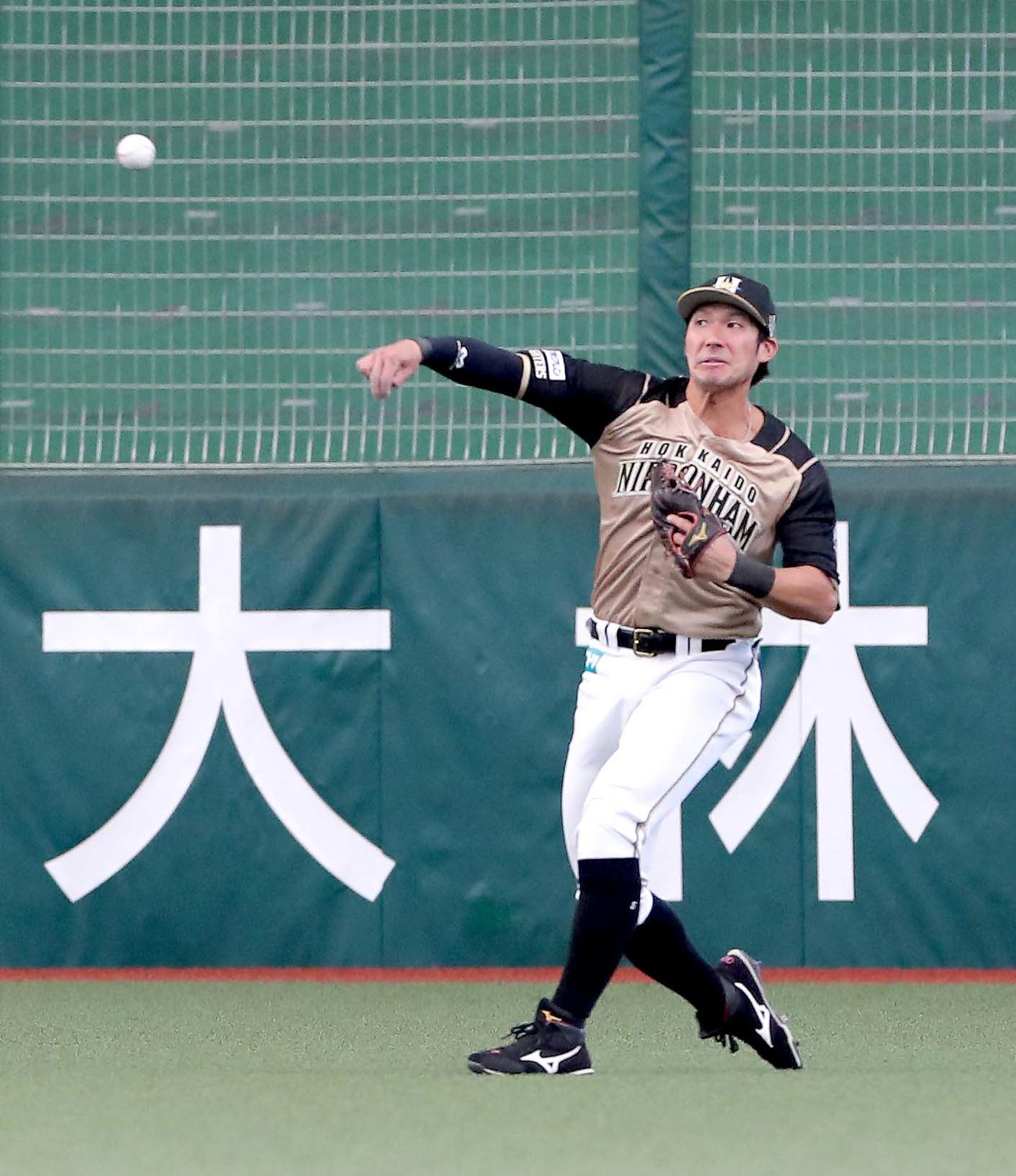 西武対日本ハム　2回裏西武2死一塁、金子の打球を処理し二塁に送球する日本ハム大田（撮影・佐藤翔太）