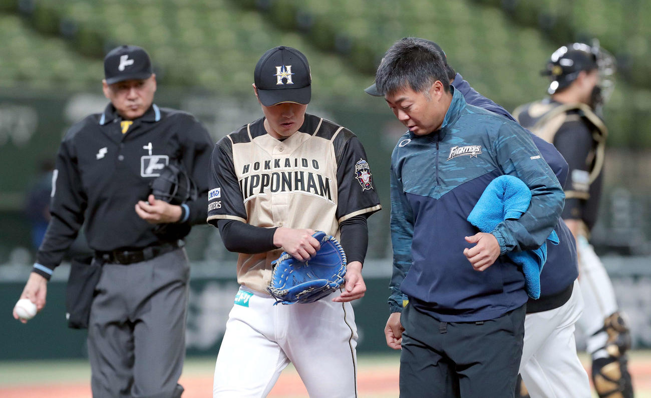 西武対日本ハム　左手を気にする日本ハム玉井（撮影・佐藤翔太）