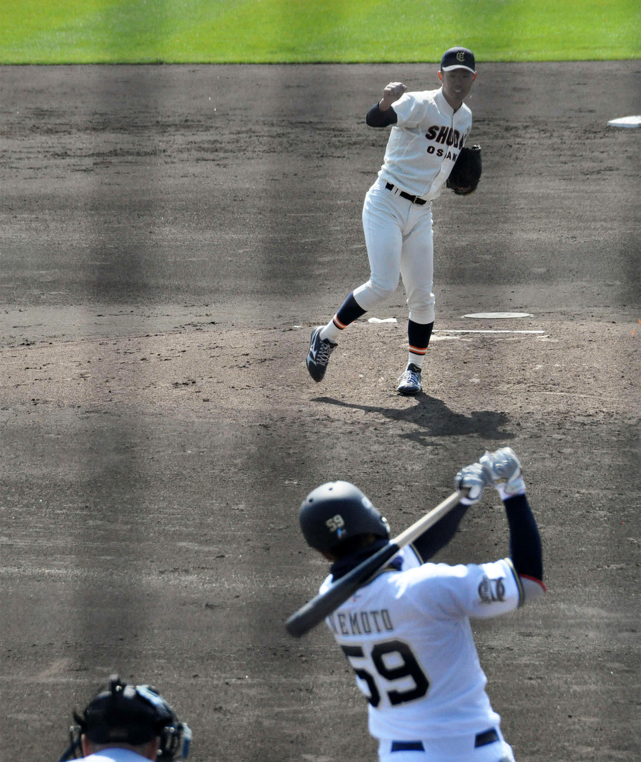 3回裏オリックス1死二塁、大商大・吉川は根本から空振り三振を奪う（撮影・石橋隆雄）