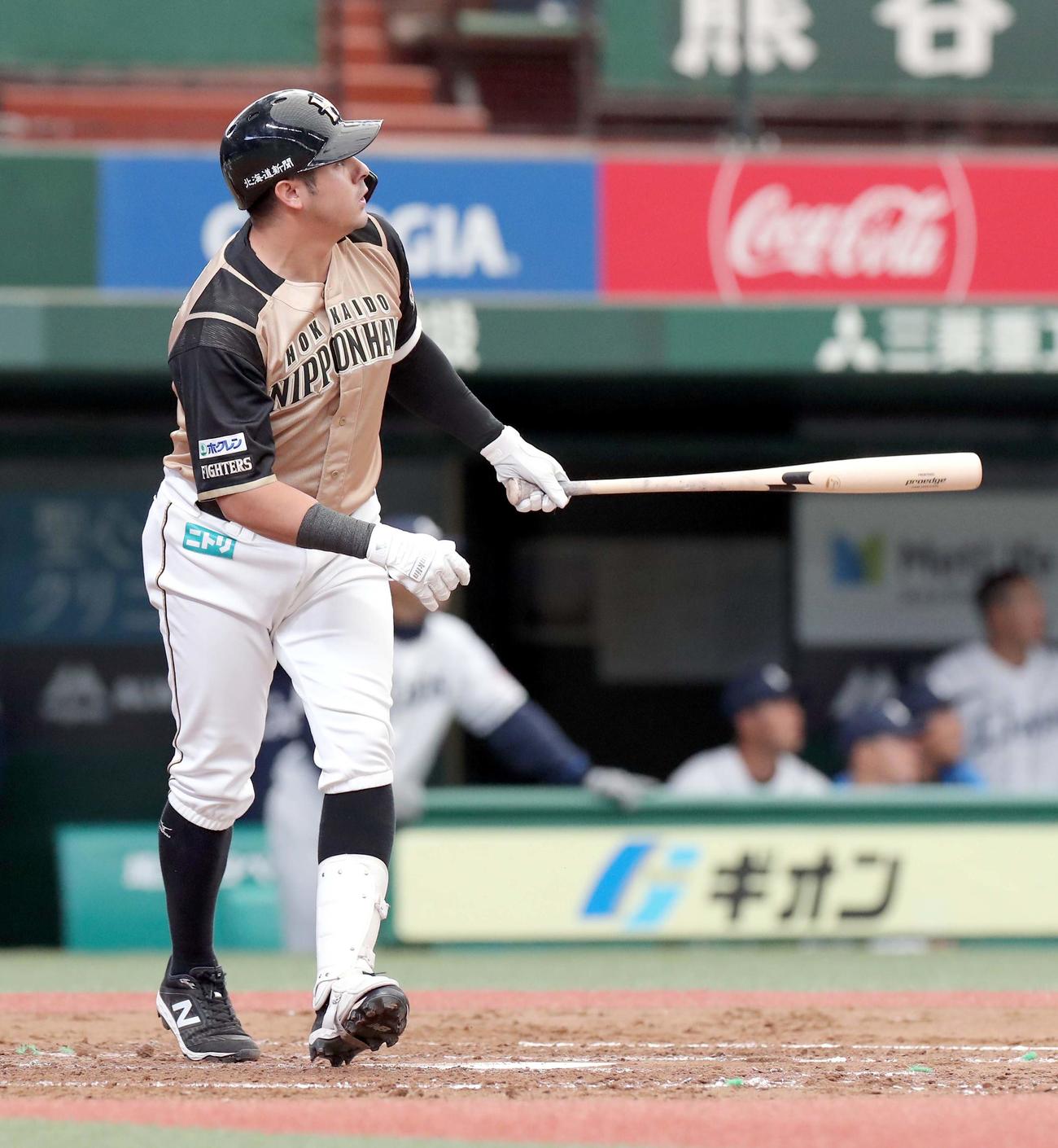 西武対日本ハム　4回表日本ハム1死一、二塁、逆転となる左越え3点本塁打を放ち打球を見つめるビヤヌエバ（撮影・佐藤翔太）