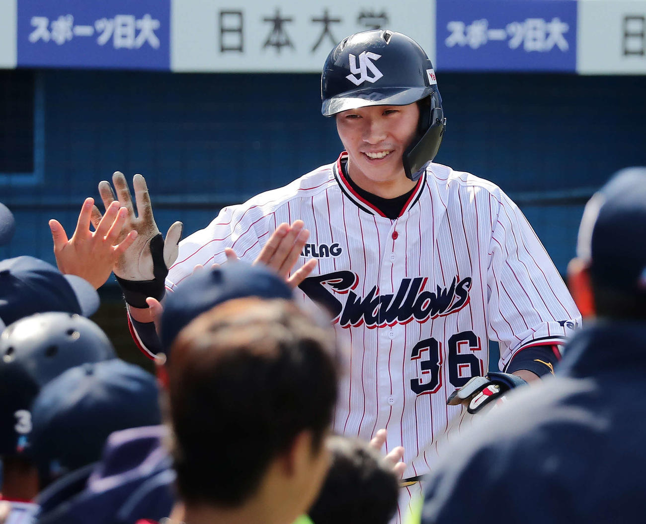 ヤクルト対阪神　3回裏ヤクルト無死、広岡は先制本塁打を放ってナインの祝福を受ける（撮影・丹羽敏通）