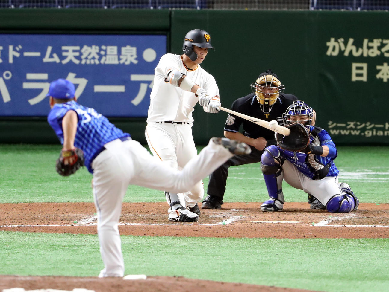 巨人対DeNA　6回裏巨人無死、ソロ本塁打を放つ大城。投手武藤（撮影・狩俣裕三）